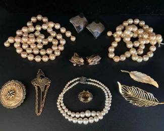 OR130Vintage Black Gold Tone Jewelry