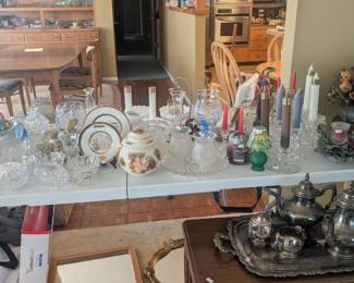 Many beautiful glass and crystal pieces, silver tea/coffee set