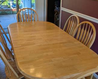 Kitchen table with 6 chairs & two leaves that store inside the table