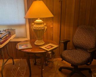 Wood coffee table, lamps 