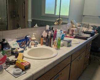 Many hygiene items, ceramic matching bathroom accessories 