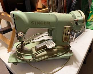 Vintage Singer Sewing Machine that Works...