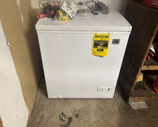 Chest freezer 5.1 cubic feet 