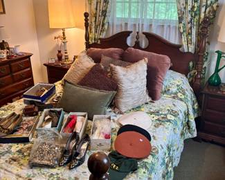American Drew Queen Anne Style Cherry Bed