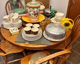 Kitchen Table with Leaf and 6 chairs. Solid Wood.
