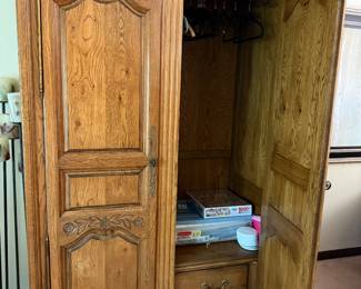Armoire/wardrobe