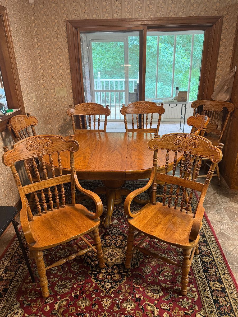 Solid oak kitchen table/chairs and bar stools