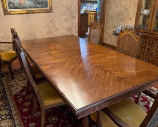 Stunning dining room table and 6 chairs
