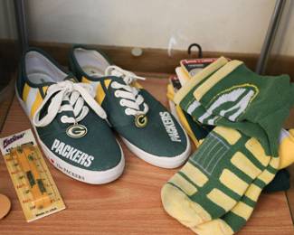 Green Bay Packers Fan Gear & Super Bowl Memorabilia Calling all Packers fans! This lot includes a pair of Bradford Exchange Green Bay Packers women's sneakers (Size 7), worn just once to attend the Packers' memorable Super Bowl trip to New Orleans. A wonderful piece of fan history paired with additional Packers accessories. Highlights Include: Bradford Exchange Green Bay Packers women's shoes, Size 7 Worn only once during the New Orleans Super Bowl celebration Green Bay Packers themed socks and fan apparel accessories Vintage Packers promotional and collectible items Great addition to any Packers collection or game-day wardrobe Perfect for the dedicated Packers fan looking for unique team merchandise with a story behind it.