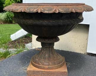 099 large20castirongardenurnplanterwi