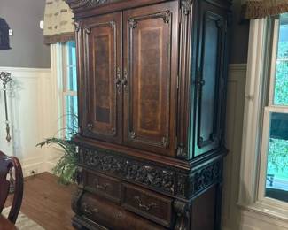 093 pulaskifurnitureornatewoodenarmoire