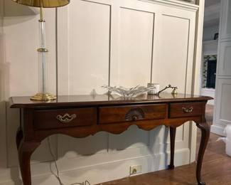 056 thomasvillequeenanneconsoletable
