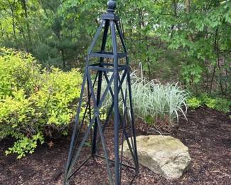 076 blackmetalgardenobelisksprinkler1o