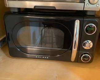 111 galanz07cuftretrocountertopmicrow