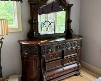 094 pulaskifurnitureornatedresserwithmi