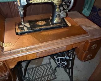 Antique Singer Sphinx Model Treadle Sewing Machine with Oak Cabinet sixth image
