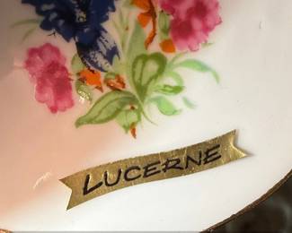 Set of Porcelain Coasters with Floral Motif and Gold Trim second image
