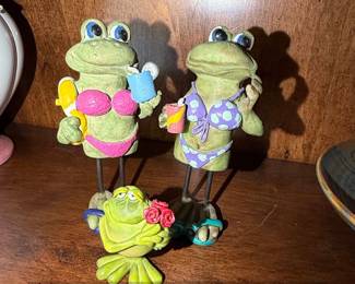 Beach Frogs Figurine Set with Surfboard, Drinks, and Roses