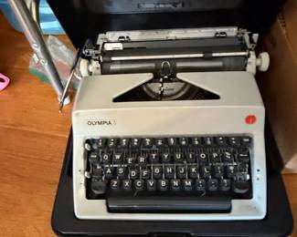 Olympia SM De Luxe Typewriter