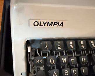 Olympia SM De Luxe Typewriter second image