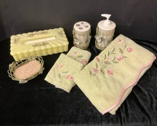 Vintage Tissue Holder  Bath Set