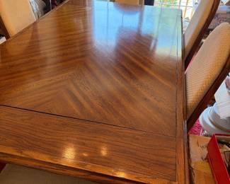 Dinibg. Table in excellent condition with 6 chairs