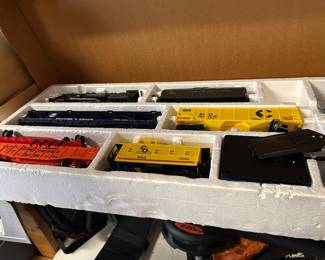 #111 Garage Lionel Train Set - Chesapeake - 027 Guage w/ Tracks $ 75.00