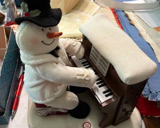 #197 Misc. - Mstr Hallmark Piano Playing Snowman Jingle Pals - Animated and Signs - 2005 $ 20.00