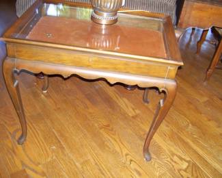 vtg display end table with original key
