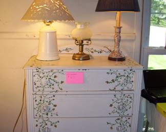 vtg dresser - lamps