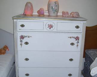 vtg dresser - vtg lamp - salt lamps