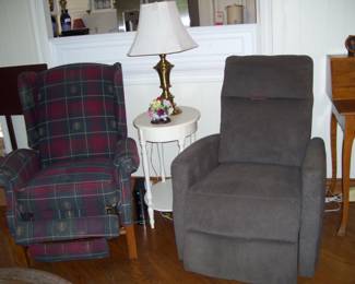 recliners - vtg side table - brass lamp 