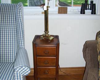 pair of vtg small 3 drawer side table - brass lamp