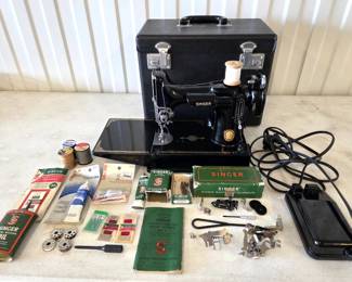 1953 SINGER 221-1 Featherweight Sewing Machine in excellent running condition