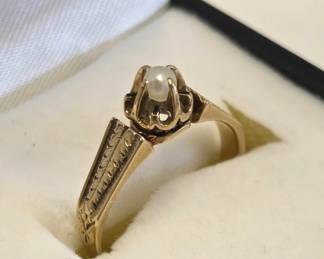 1910 Edwardian 18K Gold Natural Pearl Ring 6 1/2. Stunning Coronet (Buttercup) style setting. Total weight of the ring is 3 grams.