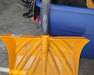 True Temper Snow Shovel third image