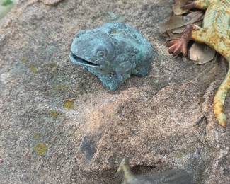 Cast Iron Frog Figurine / Paperweight