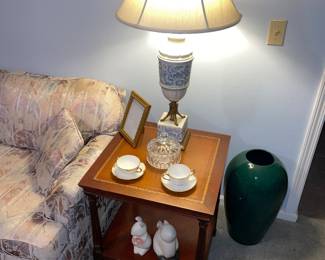 MAHOGANY LAMP TABLE, VINTAGE FLORAL LAMP
