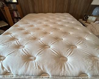 Ultra plush Simmons Beautyrest mattress. Clean and in great condition. 