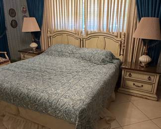 Vintage French Provincial Style 5-Piece Queen Bedroom Set