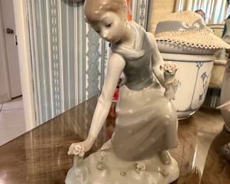 Lladro Porcelain Figurine #1172 "Girl Gathering Flowers"