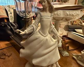 Lladro "Cinderella Lost Slipper" Porcelain Figurine