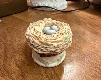 Marjolein Bastin 1999 "Love Begins With Mother" Bird's Nest Hinged Trinket Box