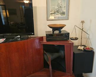 Large Estate • Three Full Days • JBL Paragon D44000 ~1,000 ever made. Pure mid-century audio art. Original plans + laminate included. Year made: 1958! 4 of pics of this to show different sides of it. This is a must see and a must buy!