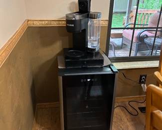 Wine refrigerator