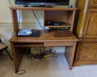 Sauder Orchard Hills Oak Veneer Computer Desk with Hutch