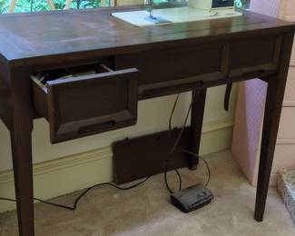 Singer Touch  Sew Special ZigZag Model Sewing Machine with Cabinet fourth image
