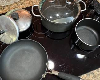 Assorted Pots and Pans Set fifth image
