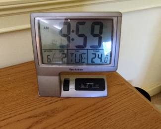 AM or FM Cordless Alarm Clock