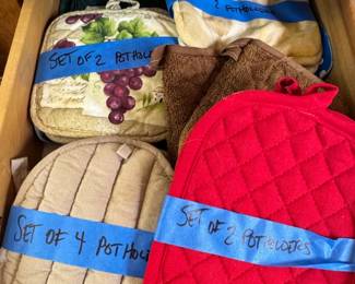 Quilted Pot Holders and Oven Mitts Set